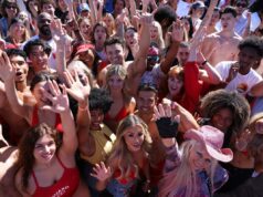 Milhares de aspirantes a trajes de banho vermelhos comparecem à chamada de elenco de ‘Baywatch’ Milhares de aspirantes a trajes de banho vermelhos comparecem à chamada de elenco de 'Baywatch'