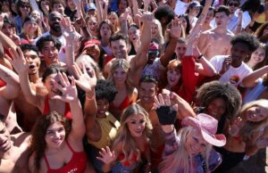 Milhares de aspirantes a trajes de banho vermelhos comparecem à chamada de elenco de ‘Baywatch’ Milhares de aspirantes a trajes de banho vermelhos comparecem à chamada de elenco de 'Baywatch'