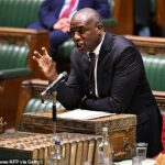 Dados policiais mostram que os infratores foram libertados da custódia após veredictos de culpa, apesar de terem registros tão longos quanto as armas por crimes graves anteriores, incluindo crimes violentos. Os dados surgiram de uma pergunta parlamentar escrita em 28 de janeiro pelo parlamentar conservador Neil O¿Brien ao secretário de Justiça David Lammy (foto)