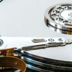 Milhões de senhas e números de Seguro Social expostos como hacks antigos continuam sendo uma ameaça | Foto aproximada de pratos de disco rígido