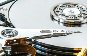 Milhões de senhas e números de Seguro Social expostos como hacks antigos continuam sendo uma ameaça Milhões de senhas e números de Seguro Social expostos como hacks antigos continuam sendo uma ameaça | Foto aproximada de pratos de disco rígido