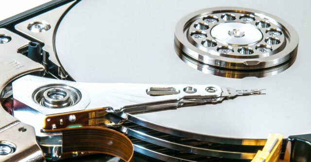 Milhões de senhas e números de Seguro Social expostos como hacks antigos continuam sendo uma ameaça | Foto aproximada de pratos de disco rígido