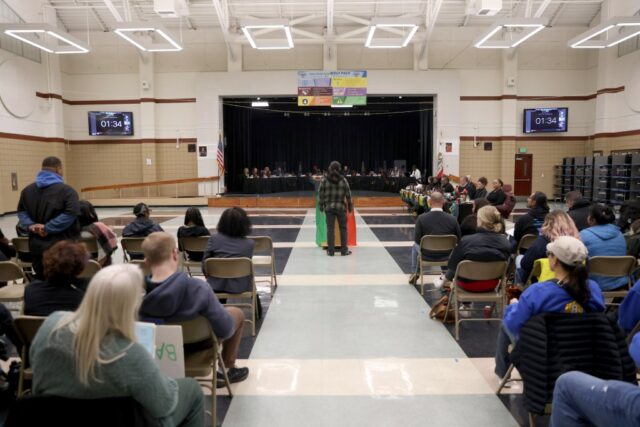 Milhões em cortes orçamentários para escolas de West Contra Costa Milhões em cortes orçamentários para escolas de West Contra Costa despertam preocupações para alunos, funcionários e famílias