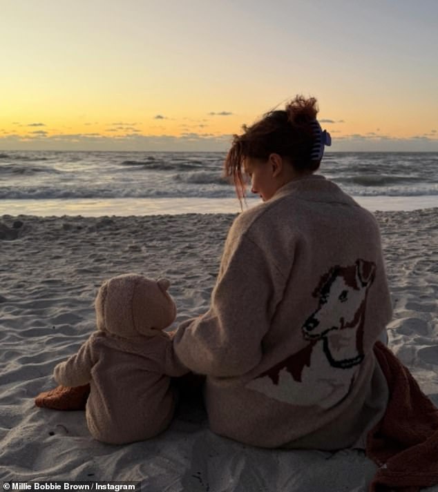 Millie Bobby Brown, 22, posta fotos raras com sua filha Millie Bobby Brown, 22, posta fotos raras com sua filha e diz que se sente “muito grata” por ela e seu marido Jake enquanto comemora seu aniversário