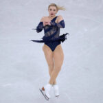 Amber Glenn, dos Estados Unidos, compete durante o evento de patinação artística feminina nos Jogos Olímpicos de Inverno de 2026, em Milão, Itália, domingo, 8 de fevereiro de 2026. (AP Photo/Natacha Pisarenko)