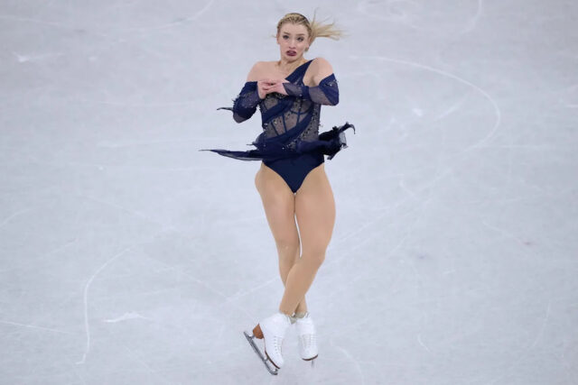 Amber Glenn, dos Estados Unidos, compete durante o evento de patinação artística feminina nos Jogos Olímpicos de Inverno de 2026, em Milão, Itália, domingo, 8 de fevereiro de 2026. (AP Photo/Natacha Pisarenko)