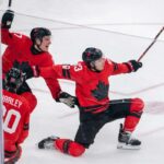 Mitch Marner (93) comemora com seus companheiros de equipe depois de marcar a vitória do Canadá por 4 a 3 na prorrogação sobre a Tcheca nas quartas de final do torneio olímpico masculino de hóquei em 18 de fevereiro de 2026.