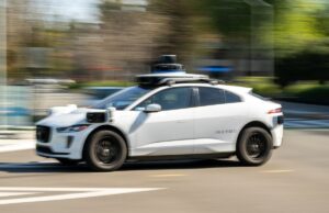 Mobilidade TechCrunch: US$ 16 bilhões são suficientes para construir um negócio lucrativo de robotáxi? gato piscante pássaro verde