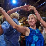 A chamada Sue Hulsether, à direita, de Wisconsin, interage com Stumptown String Band de Portland, Oregon, enquanto dá instruções aos participantes durante o festival Dare to be Square no Ashkenaz Music and Dance Community Center em Berkeley, CA no sábado, 8 de novembro de 2025. Uma forma popular de dança na Bay Area, o festival traz pessoas de todo o país. (Don Feria para Bay Area News Group)