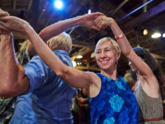 Moderno para dançar quadrilha: uma cena outrora florescente surge novamente na Bay Area A chamada Sue Hulsether, à direita, de Wisconsin, interage com Stumptown String Band de Portland, Oregon, enquanto dá instruções aos participantes durante o festival Dare to be Square no Ashkenaz Music and Dance Community Center em Berkeley, CA no sábado, 8 de novembro de 2025. Uma forma popular de dança na Bay Area, o festival traz pessoas de todo o país. (Don Feria para Bay Area News Group)