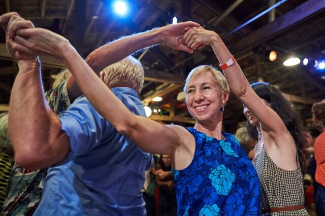 Moderno para dançar quadrilha: uma cena outrora florescente surge novamente A chamada Sue Hulsether, à direita, de Wisconsin, interage com Stumptown String Band de Portland, Oregon, enquanto dá instruções aos participantes durante o festival Dare to be Square no Ashkenaz Music and Dance Community Center em Berkeley, CA no sábado, 8 de novembro de 2025. Uma forma popular de dança na Bay Area, o festival traz pessoas de todo o país. (Don Feria para Bay Area News Group)