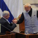 O primeiro-ministro da Índia, Narendra Modi, e o primeiro-ministro de Israel, Benjamin Netanyahu, participam de uma cerimônia de boas-vindas na chegada de Modi ao Aeroporto Internacional Ben Gurion em Lod, perto de Tel Aviv, Israel, em 25 de fevereiro de 2026. REUTERS/Shir Torem