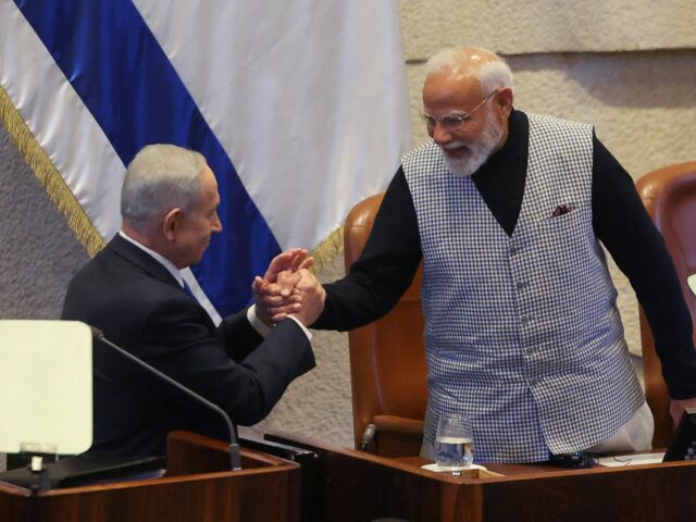 Modi da Índia diz ao Knesset de Israel: ‘Nenhuma causa O primeiro-ministro da Índia, Narendra Modi, e o primeiro-ministro de Israel, Benjamin Netanyahu, participam de uma cerimônia de boas-vindas na chegada de Modi ao Aeroporto Internacional Ben Gurion em Lod, perto de Tel Aviv, Israel, em 25 de fevereiro de 2026. REUTERS/Shir Torem