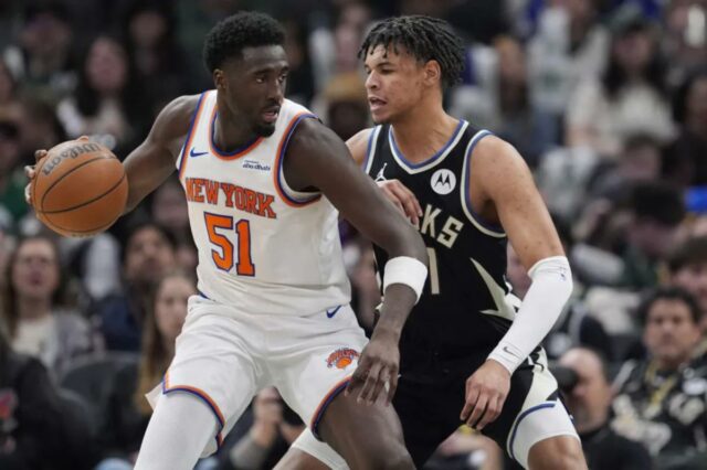 Mohamed Diawara, do Knicks, atende chamada com jogo forte fora Mohamed Diawara pretende atacar Ousmane Dieng durante a vitória dos Knicks por 127-98 sobre o Bucks em 27 de fevereiro de 2026 em Milwaukee.