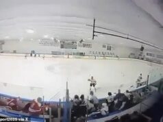 Momento angustiante, jogadores de hóquei do ensino médio fogem para salvar suas vidas durante o jogo em Pawtucket, enquanto um homem armado abre fogo e mata 2 espectadores Jogadores de hóquei foram vistos se abaixando depois que um homem armado não identificado abriu fogo em um jogo do ensino médio em Pawtucket, Rhode Island, na segunda-feira.