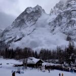 Este é o momento em que uma enorme avalanche desce em cascata pela encosta de uma montanha engolfando dezenas de esquiadores.
