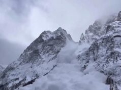 Momento em cascata de avalanche montanha abaixo na Itália enquanto dezenas de esquiadores assistem – antes de tentarem fugir desesperadamente Este é o momento em que uma enorme avalanche desce em cascata pela encosta de uma montanha engolfando dezenas de esquiadores.