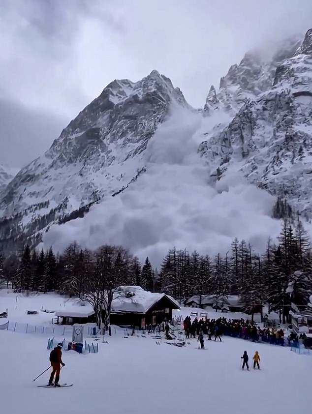 Momento em cascata de avalanche montanha abaixo na Itália enquanto Este é o momento em que uma enorme avalanche desce em cascata pela encosta de uma montanha engolfando dezenas de esquiadores.