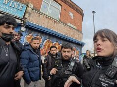 Momento em que o policial defende a liberdade de expressão do pregador cristão depois que o grupo Whitechapel disse ‘Esta é uma área muçulmana’ Este é o momento em que um policial defende um pregador cristão em Whitechapel e ouve: ‘Esta é uma área muçulmana’