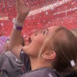 Lucy Harrison, 23, em uma imagem querida compartilhada por sua família, que eles emolduraram e levaram ao tribunal, onde foi exibida durante seu inquérito - foi tirada em um show do Coldplay no estádio Etihad em Manchester em 2023, ao qual ela compareceu com sua mãe