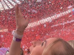 Momento em que pai britânico diz à polícia que matou a tiros sua filha de 23 anos em sua casa no Texas – mas insiste que a arma ‘simplesmente disparou’ quando ele a pegou Lucy Harrison, 23, em uma imagem querida compartilhada por sua família, que eles emolduraram e levaram ao tribunal, onde foi exibida durante seu inquérito - foi tirada em um show do Coldplay no estádio Etihad em Manchester em 2023, ao qual ela compareceu com sua mãe