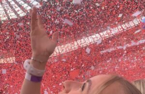 Momento em que pai britânico diz à polícia que matou a tiros sua filha de 23 anos em sua casa no Texas – mas insiste que a arma ‘simplesmente disparou’ quando ele a pegou Lucy Harrison, 23, em uma imagem querida compartilhada por sua família, que eles emolduraram e levaram ao tribunal, onde foi exibida durante seu inquérito - foi tirada em um show do Coldplay no estádio Etihad em Manchester em 2023, ao qual ela compareceu com sua mãe