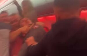 Momento em que uma briga em massa irrompe entre britânicos em um voo da Turquia para Manchester, deixando “sangue e dentes no chão” e forçando o avião a desviar Este é o momento em que eclodiu uma briga em massa entre passageiros britânicos num voo da Turquia para Manchester, forçando o avião a fazer um desvio de emergência.