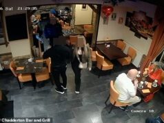 Momento ‘jantar e correr’ sair do restaurante ‘sem pagar a conta de £ 234’ depois de se deliciar com bifes de filé, martinis de pornstar e sorvete Imagens de CCTV mostram duas garotas, uma vestida de preto e a outra de azul, saindo descaradamente do Chadderton Bar and Grill, perto de Oldham, sem pagar uma nota de £ 230.