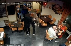 Momento ‘jantar e correr’ sair do restaurante ‘sem pagar a conta de £ 234’ depois de se deliciar com bifes de filé, martinis de pornstar e sorvete Imagens de CCTV mostram duas garotas, uma vestida de preto e a outra de azul, saindo descaradamente do Chadderton Bar and Grill, perto de Oldham, sem pagar uma nota de £ 230.