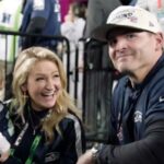 O técnico do Seattle Seahawks, Mike Macdonald, e sua esposa, Stephanie, tiveram um momento emocionante em campo com seu filho depois que ele treinou o time para o segundo título do Super Bowl em 12 anos, com uma vitória por 29-13 sobre o Patriots em Santa Clara, Califórnia, em 8 de fevereiro de 2026.