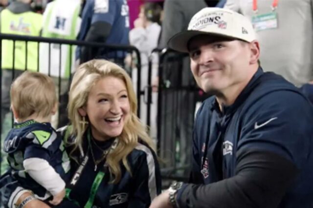 O técnico do Seattle Seahawks, Mike Macdonald, e sua esposa, Stephanie, tiveram um momento emocionante em campo com seu filho depois que ele treinou o time para o segundo título do Super Bowl em 12 anos, com uma vitória por 29-13 sobre o Patriots em Santa Clara, Califórnia, em 8 de fevereiro de 2026. 