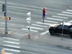 Monociclista que faz malabarismo com fogo transforma cruzamento do Colorado em show de rua improvisado: ‘Certamente não está em nosso cartão de bingo’ Monociclista que faz malabarismo com fogo transforma cruzamento do Colorado em show de rua improvisado: 'Certamente não está em nosso cartão de bingo'