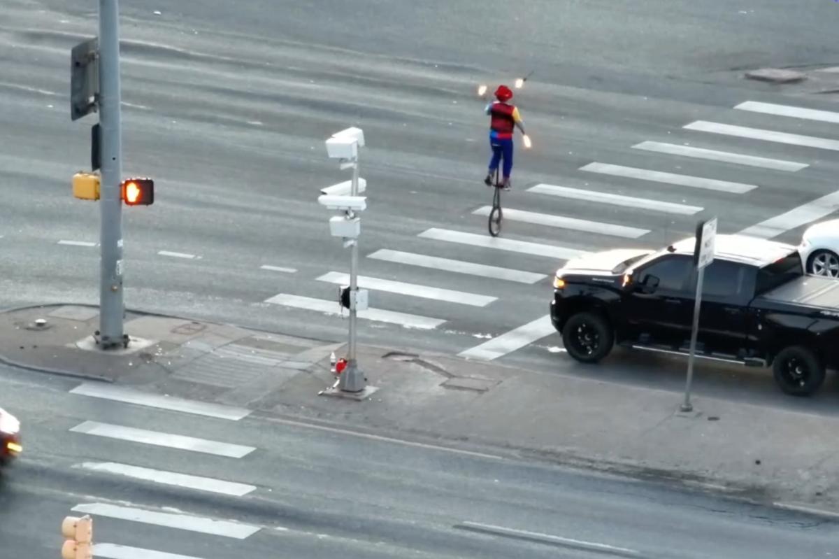 Monociclista que faz malabarismo com fogo transforma cruzamento do Colorado em show de rua improvisado: 'Certamente não está em nosso cartão de bingo'