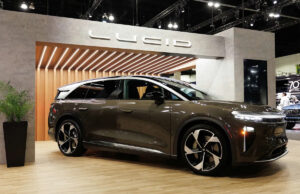 Montadora de automóveis da Bay Area, com valor de bilhões em queda, demite centenas de outros trabalhadores O interior do Lucid Air está em exibição durante uma feira de automóveis na Holanda em 14 de setembro de 2024. (Sjoerd van der Wal/Getty Images)