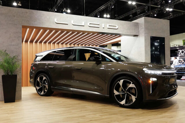 O interior do Lucid Air está em exibição durante uma feira de automóveis na Holanda em 14 de setembro de 2024. (Sjoerd van der Wal/Getty Images)