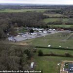 Moradores de uma vila de Home Counties amada por celebridades declararam guerra a um grupo de viajantes