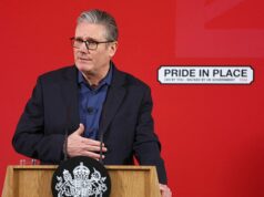 Moralmente falido! Starmer é acusado depois de culpar os serviços de segurança pelo processo de verificação que não conseguiu barrar Mandelson Keir Starmer foi apelidado de 'moralmente falido' na noite de quinta-feira depois de culpar o MI5 por não ter examinado Peter Mandelson adequadamente (foto)