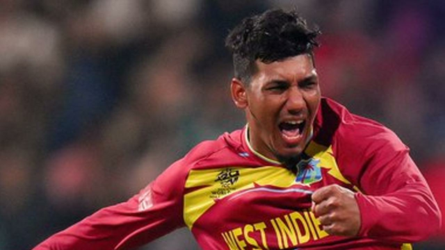 Motie retorna com três postigos; WI garante vitória por 30 corridas no Estádio Wankhede
