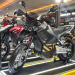 Motocicletas elétricas de trilha fabricadas localmente estão em destaque no IIMS 2026