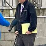 Brett Jarvis (foto) do lado de fora do Tribunal de Magistrados de Aldershot. Ele foi impedido de dirigir por seis meses e multa depois de bater um ônibus com 29 crianças a bordo