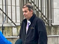 Motorista de ônibus que bateu com 29 crianças a bordo após entrar na rotatória a 80 km/h é proibido de dirigir Brett Jarvis (foto) do lado de fora do Tribunal de Magistrados de Aldershot. Ele foi impedido de dirigir por seis meses e multa depois de bater um ônibus com 29 crianças a bordo