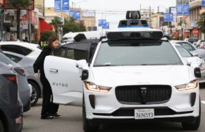 Motoristas do DoorDash estão sendo pagos para fechar portas de carros Waymo Motoristas do DoorDash estão sendo pagos para fechar portas de carros Waymo