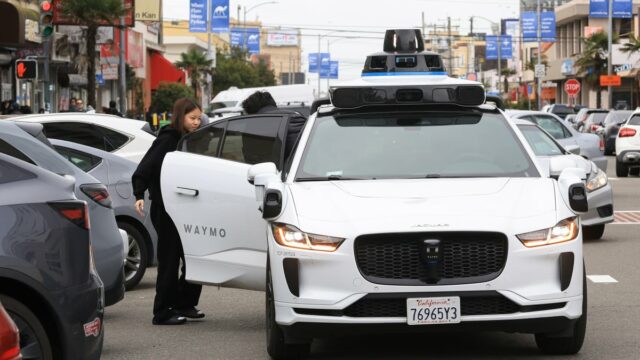 Motoristas do DoorDash estão sendo pagos para fechar portas de carros Waymo

