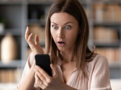 Mulher chama a polícia após morte de família – não consegue lidar com o que ouve: ‘Top Tier’ Mulher chocada lendo telefone - imagens de bancos de imagens