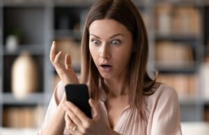 Mulher chama a polícia após morte de família – não consegue lidar com o que ouve: ‘Top Tier’ Mulher chocada lendo telefone - imagens de bancos de imagens