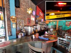 Mulher desequilibrada invade restaurante em Nova York, bate no restaurante com uma garrafa de vidro antes de socar outras quatro pessoas em um ataque aleatório Área de bar em restaurante com paredes de tijolos, decoração colorida e vários bancos de bar.