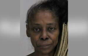 Mulher do Texas supostamente assassinada filha em meio a briga por álcool roubado Namorada acusada de assassinato após matar namorado na véspera de Natal