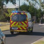 Os serviços de emergência foram chamados para Moseley Street em Mansfield Park, no noroeste de Adelaide, às 9h30 de hoje, depois que um vizinho ouviu seus gritos e ligou para Triple Zero.