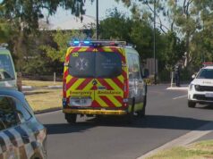Mulher é levada às pressas para o hospital após ser esmagada contra casa pelo próprio carro Os serviços de emergência foram chamados para Moseley Street em Mansfield Park, no noroeste de Adelaide, às 9h30 de hoje, depois que um vizinho ouviu seus gritos e ligou para Triple Zero.