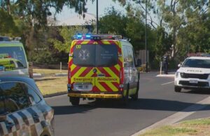 Mulher é levada às pressas para o hospital após ser esmagada contra casa pelo próprio carro Os serviços de emergência foram chamados para Moseley Street em Mansfield Park, no noroeste de Adelaide, às 9h30 de hoje, depois que um vizinho ouviu seus gritos e ligou para Triple Zero.